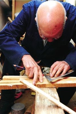 百歲巧手傳溫情，千把馬扎贈鄰里——老木匠的工匠精神與社區情誼