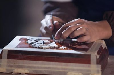 他放棄海外的安逸生活，只為繼承這點(diǎn)石成金的鑲嵌技藝